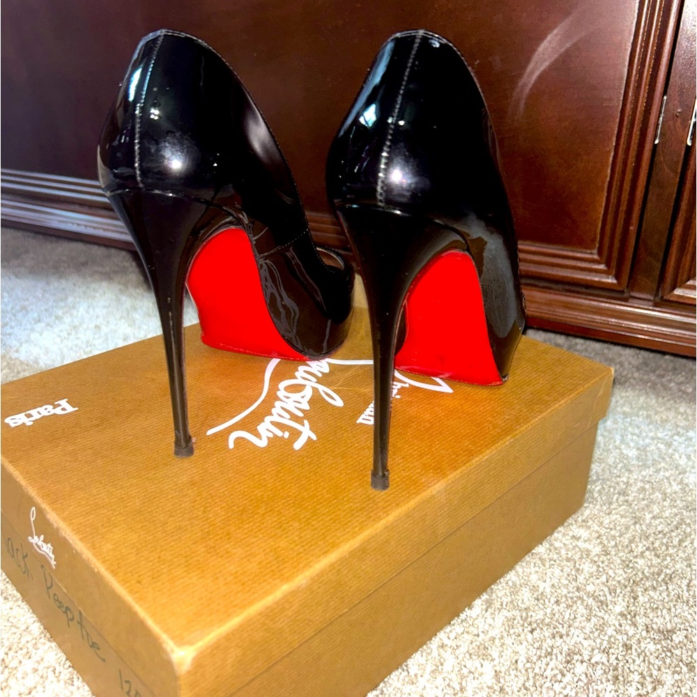Patent peep toe loubies